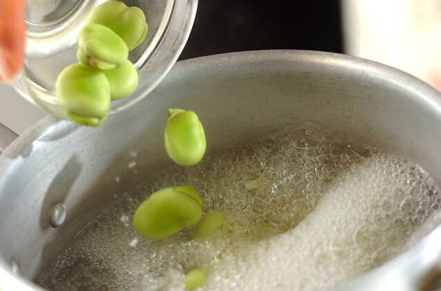 ソラ豆とエビのクリームパスタの作り方の手順1