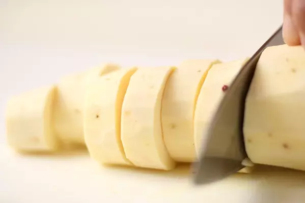 サツマイモのシチューの下準備1