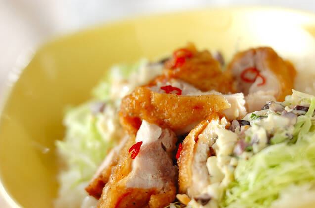 黄色い皿に盛られたチキン南蛮丼