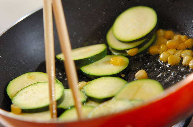ズッキーニとコーンの炒め物の作り方の手順2