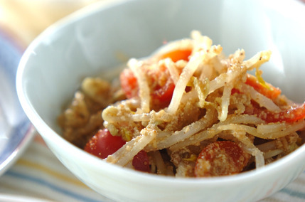 モヤシとミニトマトのゴマ和え