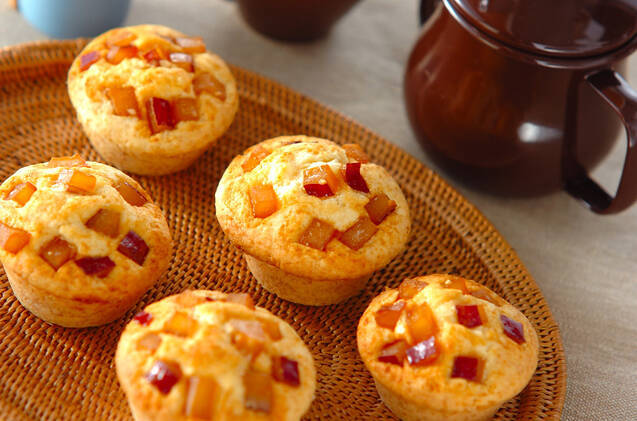 茶色のお盆に並んださつまいものカラメル煮マフィン
