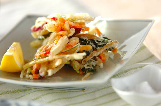 四角い和食器に盛り付けた根菜のかきあげ