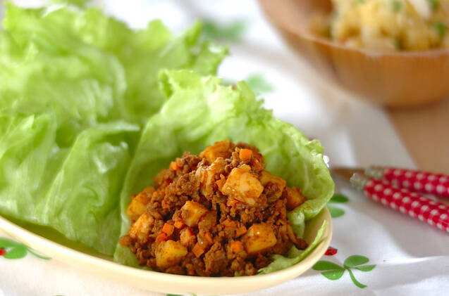 薄い黄色の皿に盛られたドライカレーレタス包み