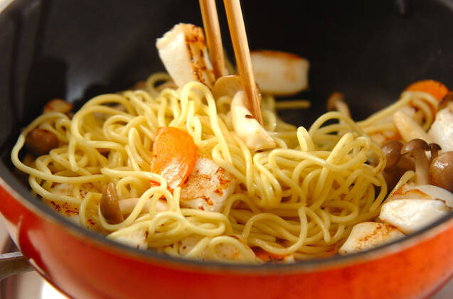 イカとシメジのソース焼きそばの作り方の手順2