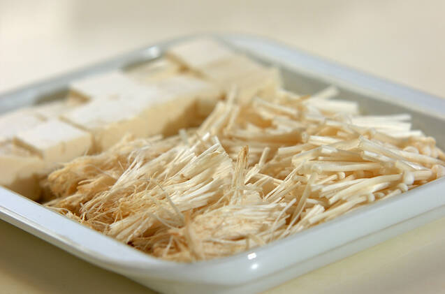 エノキと豆腐の白みそ汁の作り方の手順1