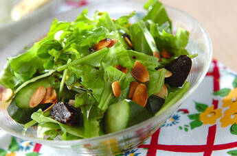 プルーン入りグリーンサラダ