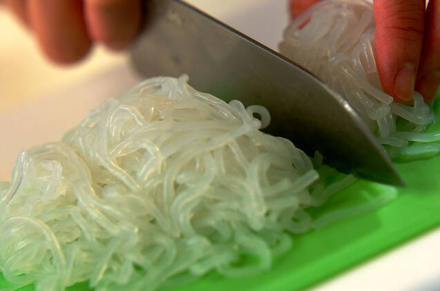 しらたきとシシトウのピリ辛炒めの作り方の手順1