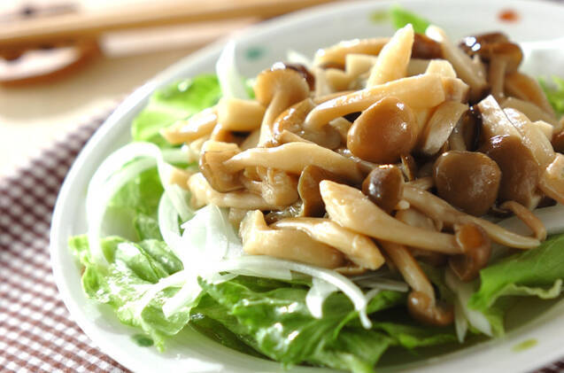 きのこマリネ、レタス、玉ねぎのサラダ