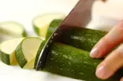 たっぷり夏野菜の冷製パスタの下準備1