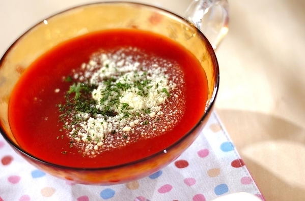 透明なカップに注がれたタバスコ入り冷製トマトスープ