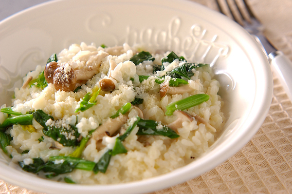 白いお皿に野菜ミルクリゾットが盛られている