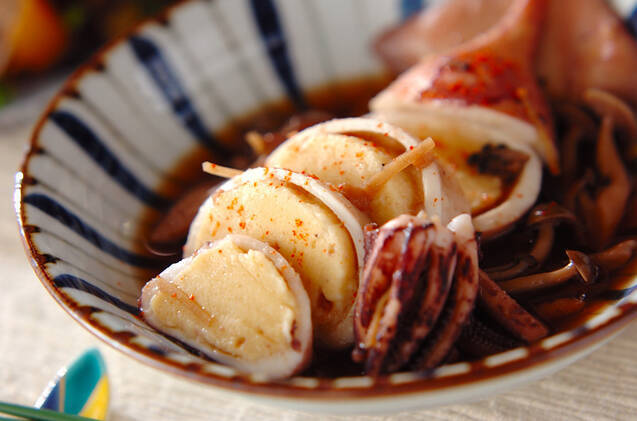 深めのあお皿に入れた木綿豆腐とハンペンのペースト