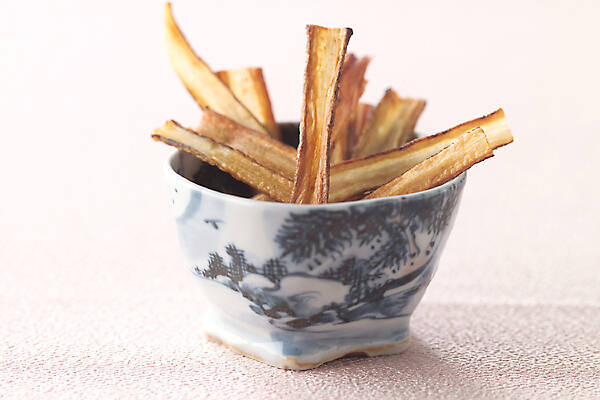 和柄の小鉢に入ったごぼうチップス