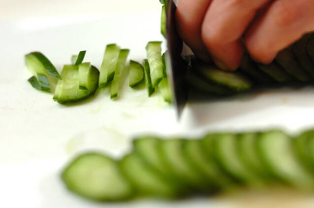 塩もみキュウリと大根のホタテゴママヨ和えの作り方の手順1