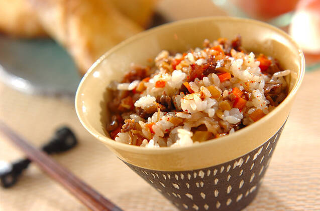 茶色い茶碗に盛り付けた牛そぼろの混ぜごはん
