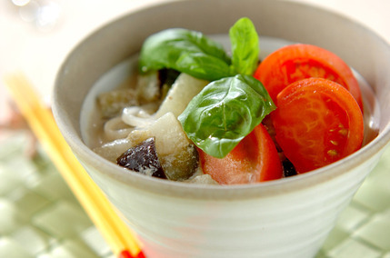 トマトとバジルがのったグリーンカレーのフォー