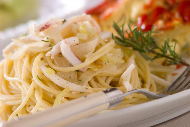 白い皿に盛りつけられたイカとローズマリーのパスタ