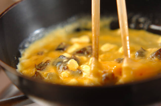 チーズ＆プルーンオムレツの作り方の手順2