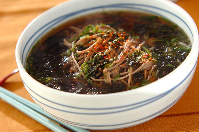 模様入りのお椀に盛りつけられた鱈としめじ、昆布入りの信州蒸し