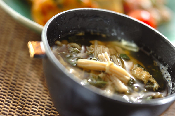 黒の和食器に盛られた卵汁