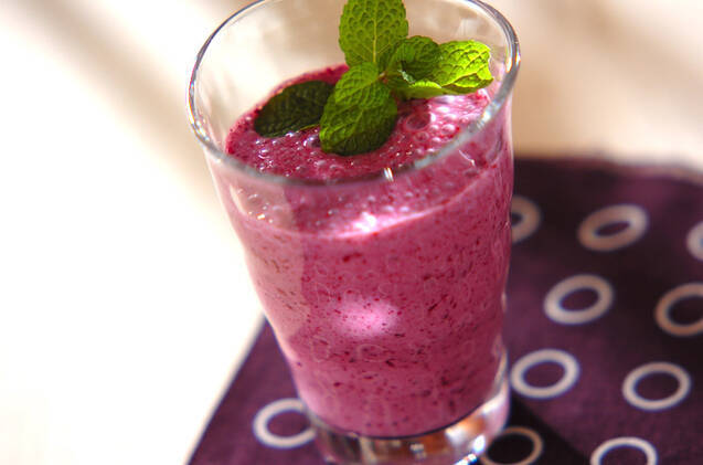 透明なグラスに盛られたベリーのヨーグルトスムージー