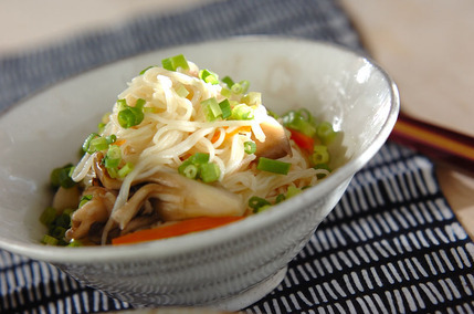 ベーコンとマイタケの素麺炒め