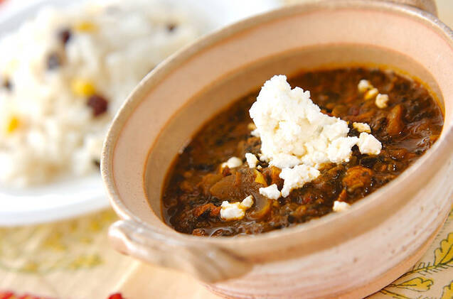 器に盛られたほうれん草とトマトのスパイスカレー