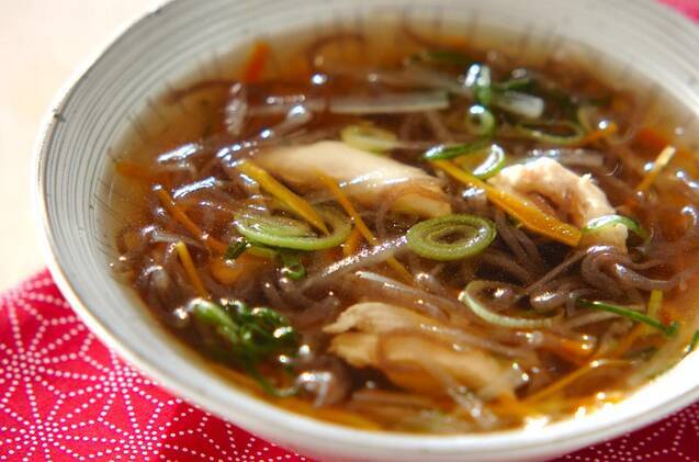白っぽい和風の器に盛られた、糸こんにゃくと大根のスープ