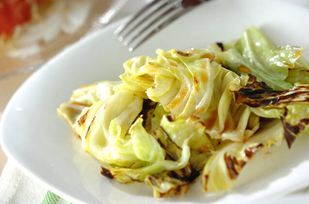白い大皿に盛ったキャベツのシンプル炒め