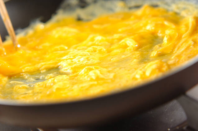 しっかり味でご飯がすすむ！ぷりぷりエビのニラ玉の作り方の手順4