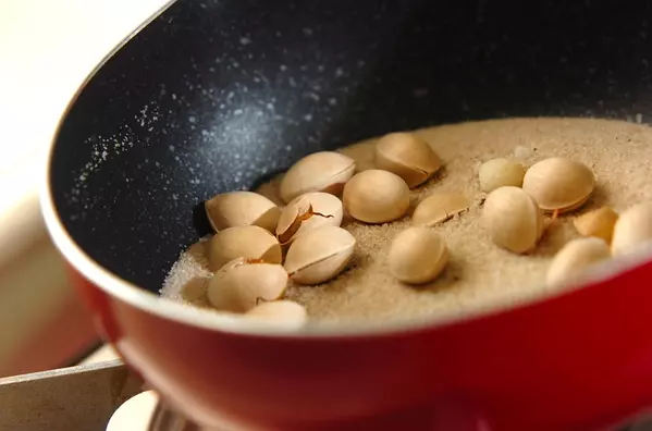 フライパンでふっくら香ばしい！炒りギンナン by 杉本 亜希子さんの作り方1