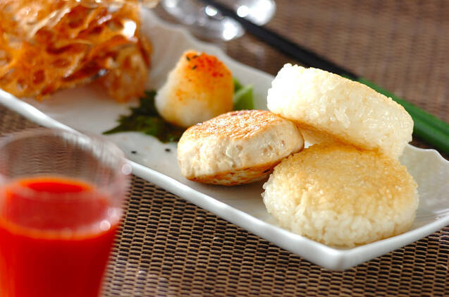 白い長皿に盛り付けられた鶏つくねライスバーガー