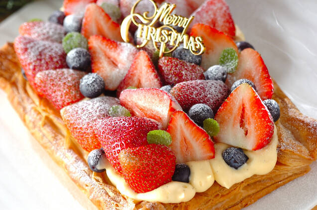 白い皿の上にあるいちごのカスタードパイ