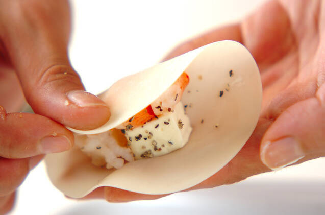 エビとチーズの包み揚げの作り方の手順4