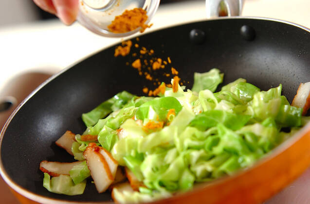 春キャベツとさつま揚げのカレー炒めの作り方の手順3