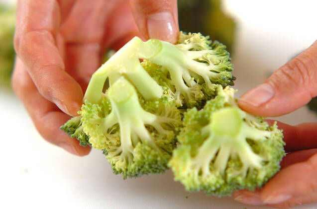 ブロッコリーのワイン蒸しの作り方の手順1