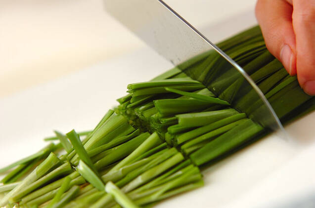 ひき肉とにら玉丼 お腹いっぱいレシピ 節約にもなる by池田 絵美さんの作り方の手順1