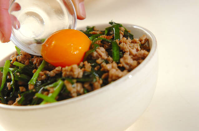 ひき肉とにら玉丼 お腹いっぱいレシピ 節約にもなる by池田 絵美さんの作り方の手順3