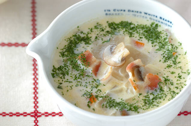 白い片口の器に盛られた、大根とベーコンのクリームスープ