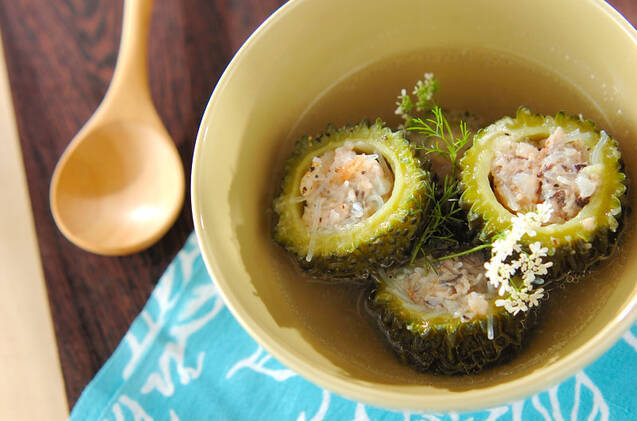 ベージュの器に盛り付けたベトナム風ゴーヤスープ