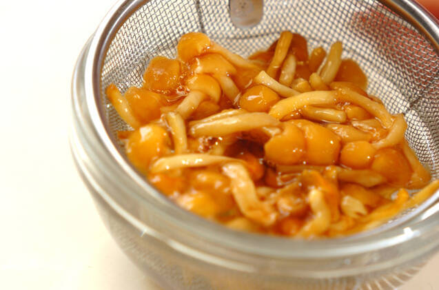 ナメコとワカメのみそ汁の作り方の手順1