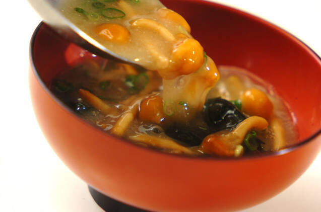 ナメコとワカメのみそ汁の作り方の手順4