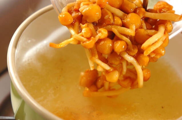 ナメコとワカメのみそ汁の作り方の手順3