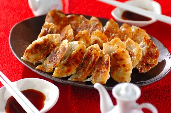 簡単手作り餃子 お店の味を再現 ニンニクたっぷり肉汁あふれる レシピ 作り方 E レシピ 料理のプロが作る簡単レシピ