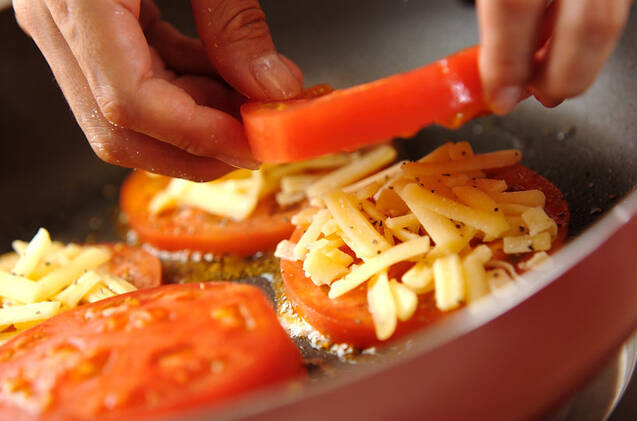 トマトとチーズのサンドソテーの作り方の手順2