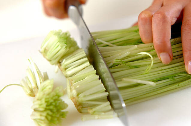 水菜と油揚げのXO醤和えの作り方の手順1