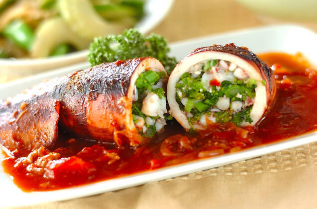 長方形のお皿に盛りつけたイカのチーズファルシ