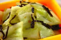 レンジ蒸しキャベツの塩昆布和え