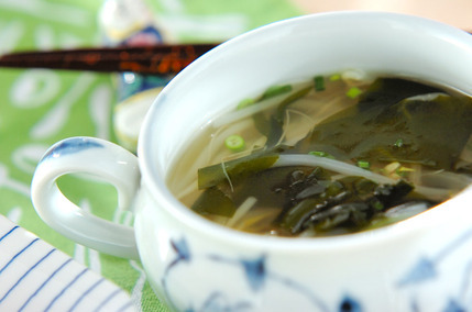 モヤシとワカメのスープ